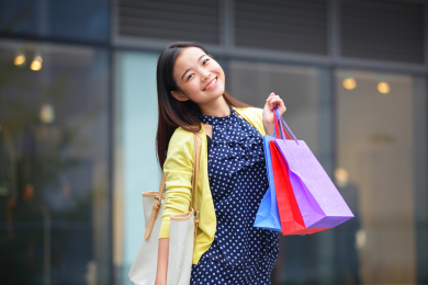 一个美丽的年轻女子愉快地购物