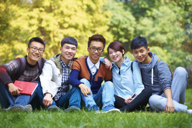 快乐的亚洲大学生群体看着相机的微笑