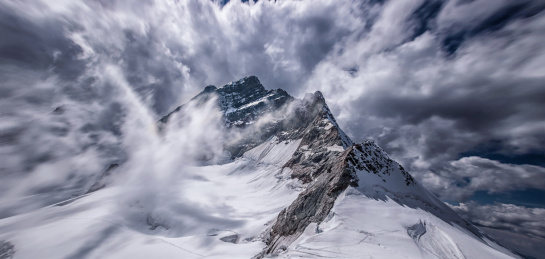 澎湃的云与雪山