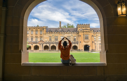 坐在悉尼大学平台上的女孩