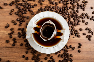 桌面上的咖啡豆和咖啡/挂耳式滤泡咖啡