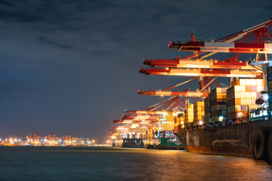 夜晚的货运港口,集装箱船进出口及商业物流