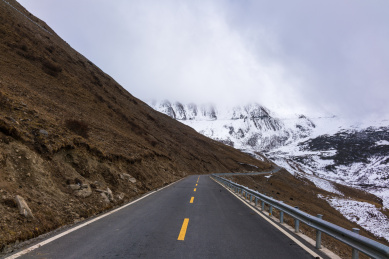 雪山与公路
