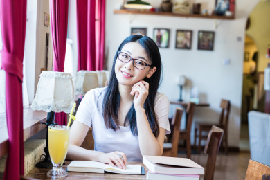 女大学生在校园