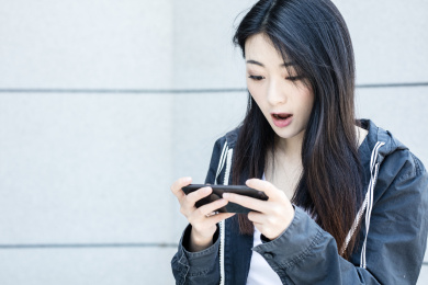 女大学生在校园