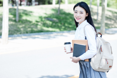女大学生在校园