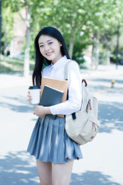 女大学生在校园