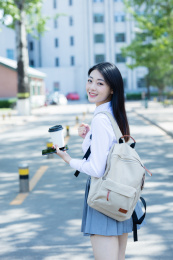 女大学生在校园