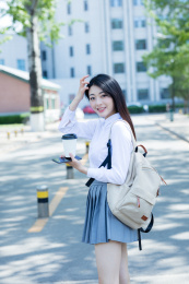 女大学生在校园