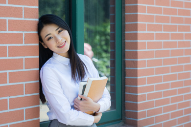 女大学生在校园