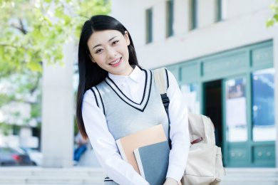 女大学生在校园