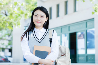 女大学生在校园