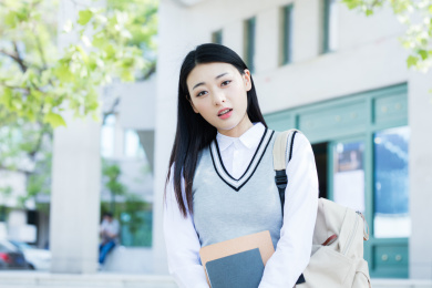 女大学生在校园