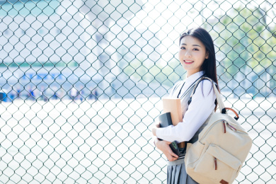 女大学生在校园