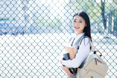 女大学生在校园
