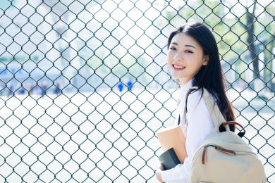 女大学生在校园