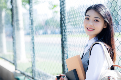 女大学生在校园