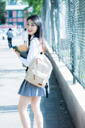女大学生在校园