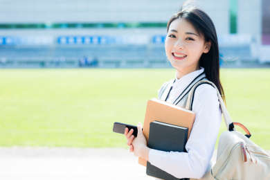 女大学生在校园