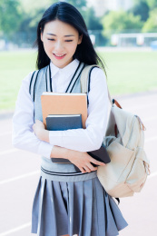 女大学生在校园