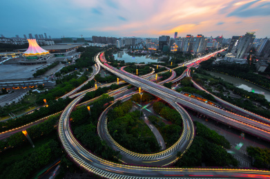 城市道路 汽车在圆形立交桥上行驶