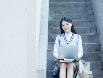 女大学生在校园