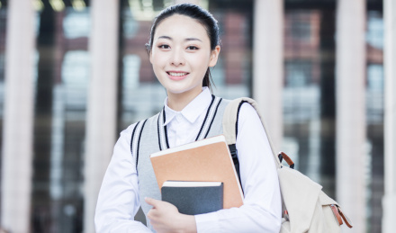 女大学生在校园