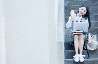女大学生在校园