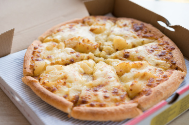 榴莲菠萝味的水果披萨放在外送盒子里