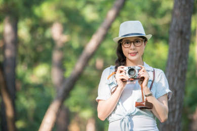 美丽的亚洲女孩复古相机拍摄微笑，户外旅行