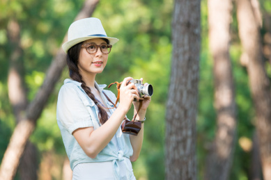 美丽的亚洲女孩复古相机拍摄微笑，户外旅行