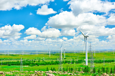 中国新疆阿勒泰地区蓝天下的风力发电机组