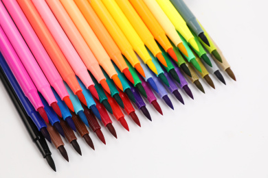 五彩缤纷的彩色水彩笔