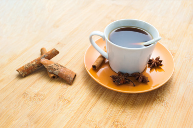 桌面上的一杯咖啡