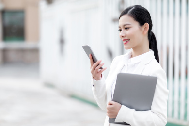 户外办公的商务女士