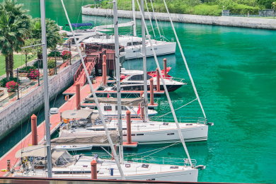 海南省三亚市亚龙港湾停靠的游艇