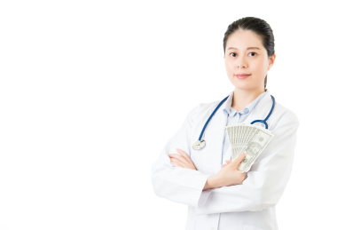 亚洲女医生持有现金MONY提供帮助的医疗保险。隔绝在白色背景。医疗和健康理念