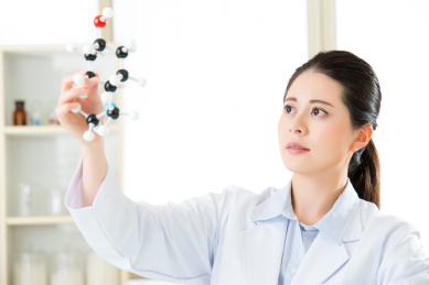 亚洲女科学家拿着，看着分子模型做对人类长寿解毒剂科学研究