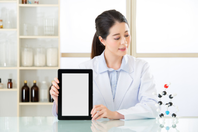 亚洲女化学家用记事本研究为今后的化学式及控股分子模型