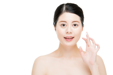 关于女人的脸晒伤护肤霜线。美丽的女人肖像美容护肤和隔绝在白色背景的完美妆容。时尚美容和健康理念。