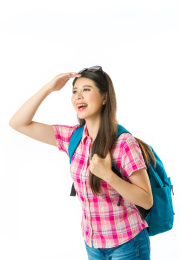 亚裔愉快的女游客在白色背景