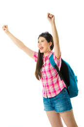 在白色背景愉快亚洲女游客和张开双臂