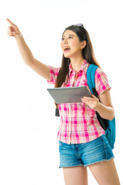 愉快亚洲女游客与数字平板在白色背景