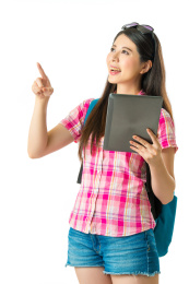 愉快亚洲女游客与数字平板在白色背景