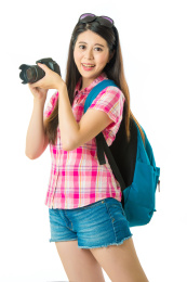 愉快亚洲女游客拍照，在白色背景