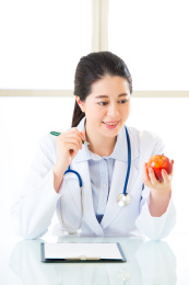 亚洲青年营养师医生书写的饮食计划，苹果