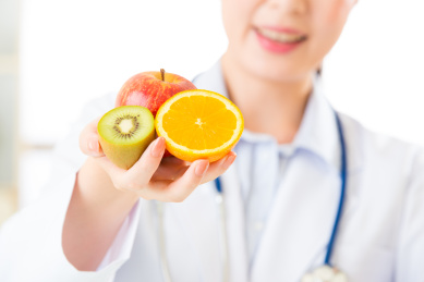 亚洲青年拿着营养师的饮食和健康食品，保健