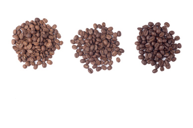 不同烘培程度的咖啡豆区别，纯白背景抠图
