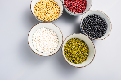 各种颜色的粗粮谷物