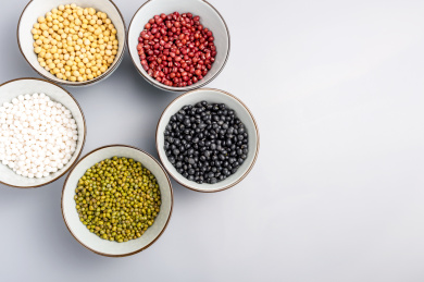 各种颜色的粗粮谷物